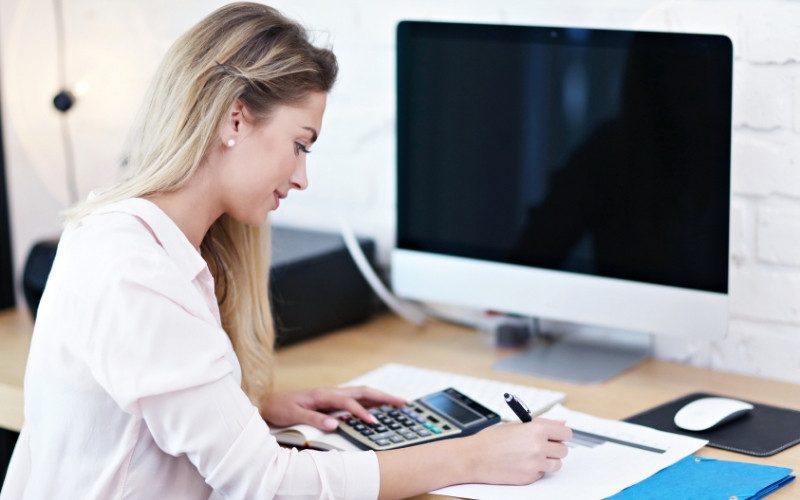 Accountant calculating IC-DISC commission using primary pricing methods